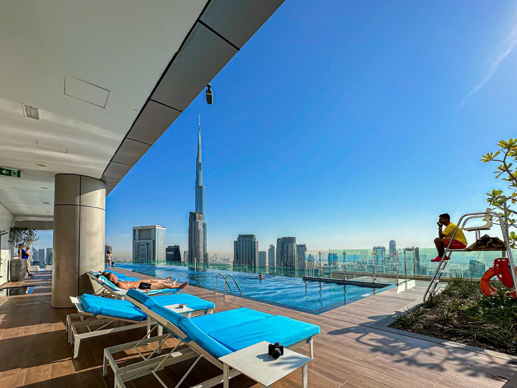 Burj Khalifa View Balcony With 64th Floor Infinity Pool In Paramount Midtown Appartement