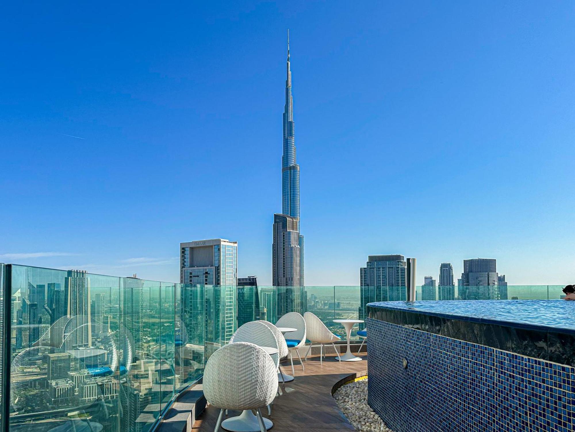 Burj Khalifa View Balcony With 64th Floor Infinity Pool In Paramount Midtown Appartement